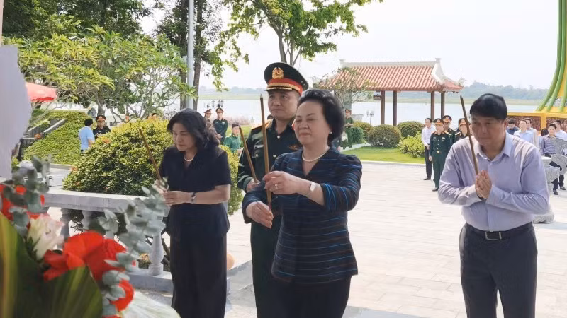 Deputy Prime Minister Pham Thi Thanh Tra offers incense at the memorial site of 16 youth volunteers at Long Dai II ferry terminal.