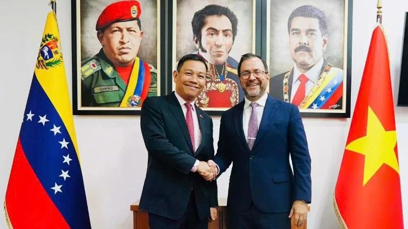 Venezuelan Minister of Foreign Affairs Yván Gil warmly receives Ambassador of Viet Nam to Venezuela Vu Trung My. (Photo courtesy of Vietnamese Embassy in Venezuela)