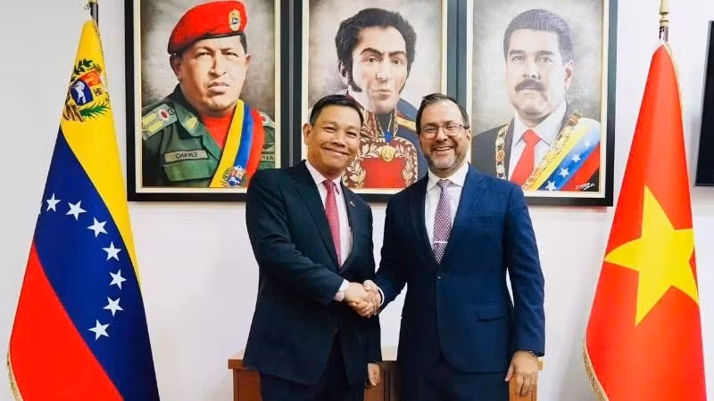 Venezuelan Minister of Foreign Affairs Yván Gil warmly receives Ambassador of Viet Nam to Venezuela Vu Trung My. (Photo courtesy of Vietnamese Embassy in Venezuela)