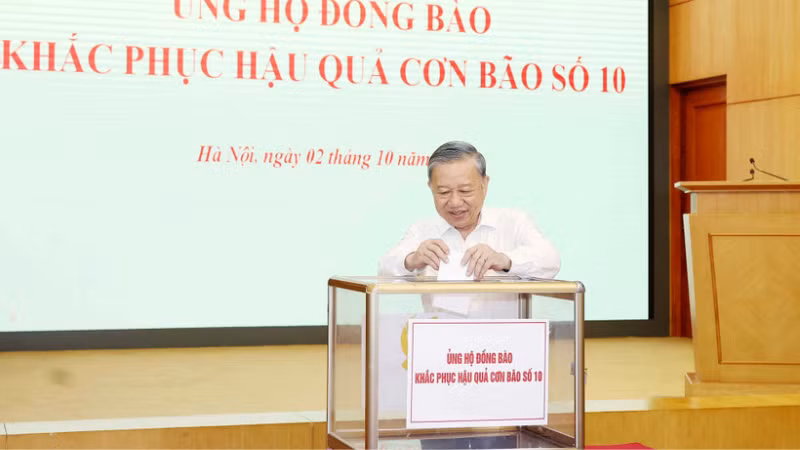 Party General Secretary To Lam offers donation at the event (Photo: VNA)