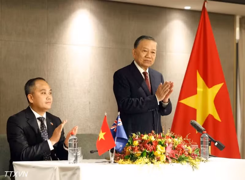 General Secretary of the Communist Party of Viet Nam (CPV) Central Committee and President To Lam speaks with Vietnamese Embassy staff and representatives of the Vietnamese community in New Zealand and South Pacific island countries in Auckland on August 12 evening. (Photo: VNA) 