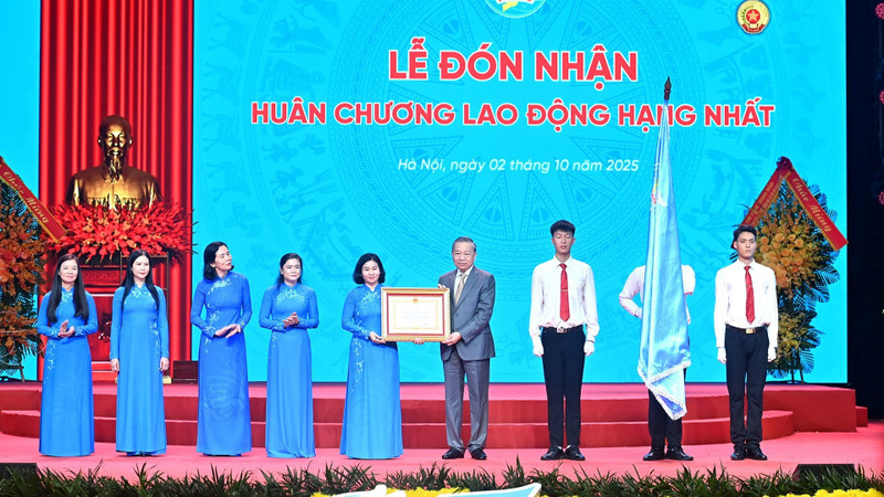 Party General Secretary To Lam presents President Ho Chi Minh statue to the VWU (Photo: NDO)