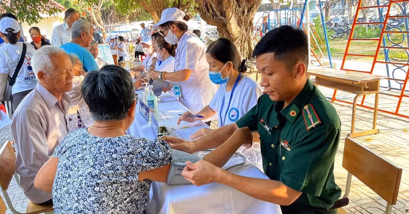 Medical check-ups provided for 400 disadvantaged residents and 300 gift packages presented to low-income households in Ninh Dien Commune, Tay Ninh Province. (Photo: VNA)