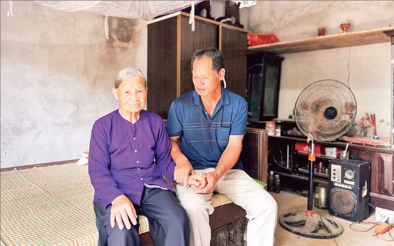 The son of Nong Thi Viet promises to move her into the new home soon.