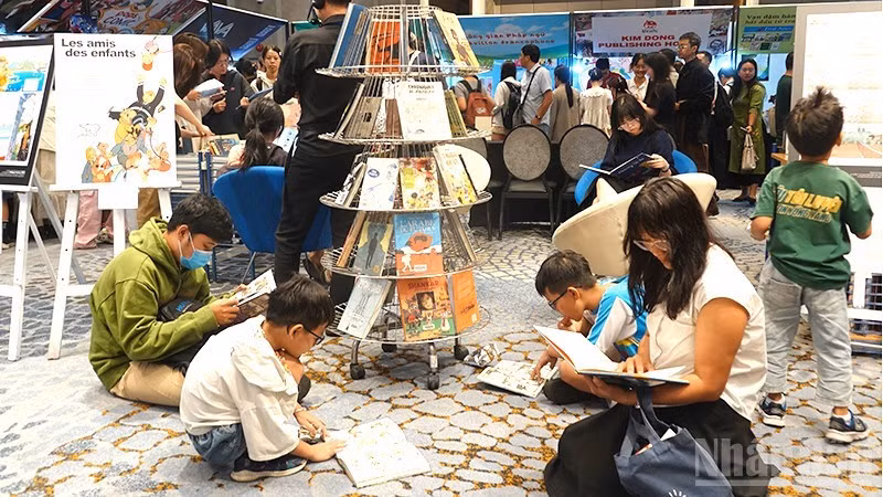 Young readers explore the world of comics at the first Francophone Comics Festival. (Photo: Linh Bao)
