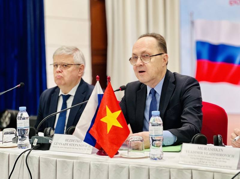 Russian Ambassador to Viet Nam Gennady Stepanovich Bezdetko (R) speaks at the press briefing in Ha Noi on December 29 (Photo: VNA)