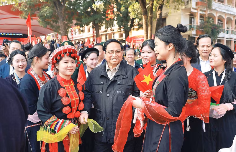Prime Minister Pham Minh Chinh meets with students of Viet Bac Highland school in Thai Nguyen Province. (Photo: VNA)