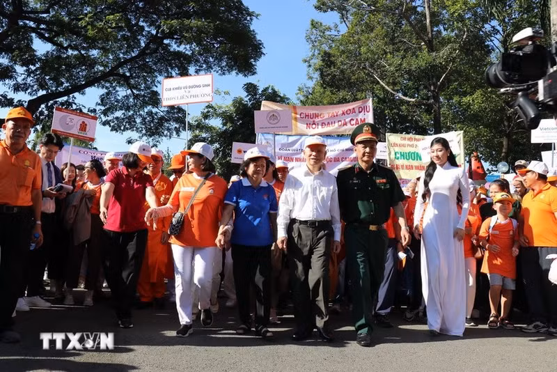 More than 5,000 people join charity walk for AO victims in Ho Chi Minh City on August 10 (Photo: VNA)