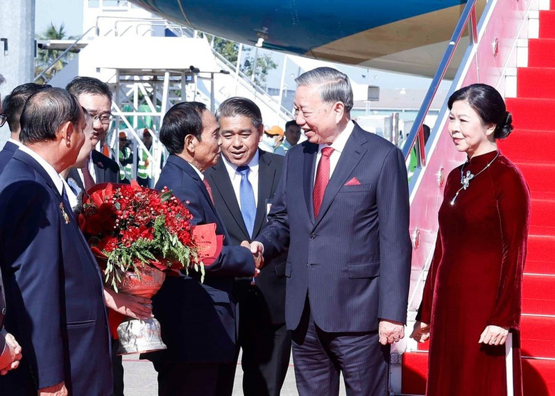 Party General Secretary To Lam and his spouse Ngo Phuong Ly, together with a high-ranking delegation of Viet Nam arrive at Wattay International Airport in Vientiane on December 1 morning. (Photo: VNA)