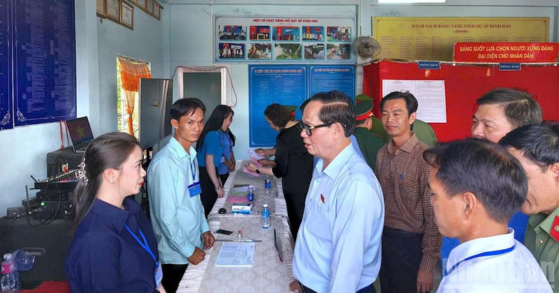 NA Vice Chairman Tran Quang Phuong inspects election preparations at Polling Station No.1 in Dat Mui Commune of Ca Mau Province.