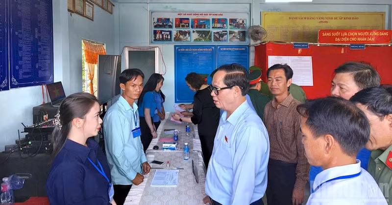 NA Vice Chairman Tran Quang Phuong inspects election preparations at Polling Station No.1 in Dat Mui Commune of Ca Mau Province.