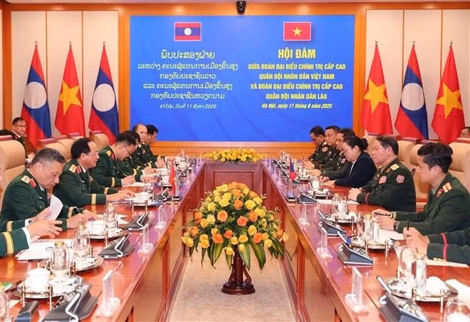 The talks between General Trinh Van Quyet and Lieut. Gen. Vongsone Inpanphim (Photo: VNA)