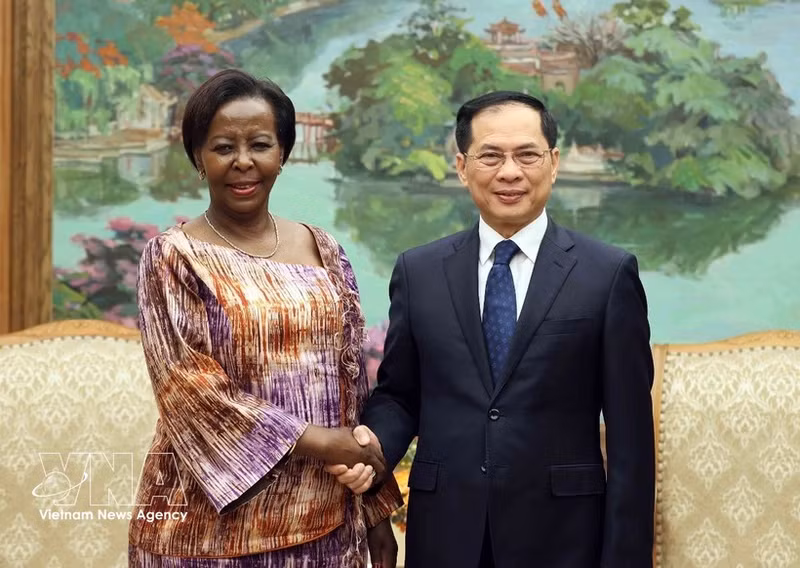 Deputy Prime Minister Bui Thanh Son (R) and Secretary-General of the International Organisation of La Francophonie Louise Mushikiwabo at their meeting in Ha Noi on March 6 (Photo: VNA)