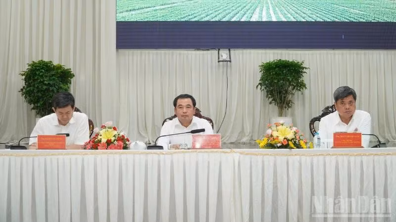 Politburo member and Minister of Agriculture and Environment Tran Duc Thang (centre) chairs the conference.