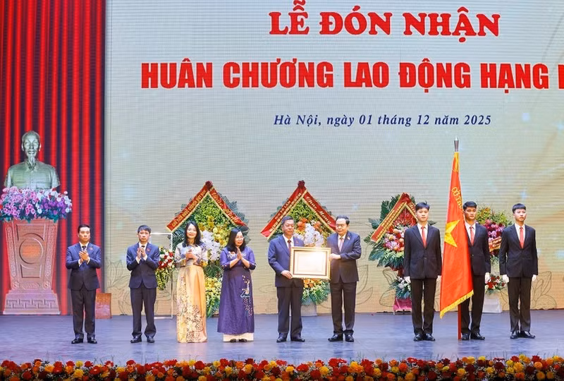 National Assembly Chairman Tran Thanh Man presents a First-Class Labour Order to the Su That (Truth) National Political Publishing House. (Photo: VNA) 