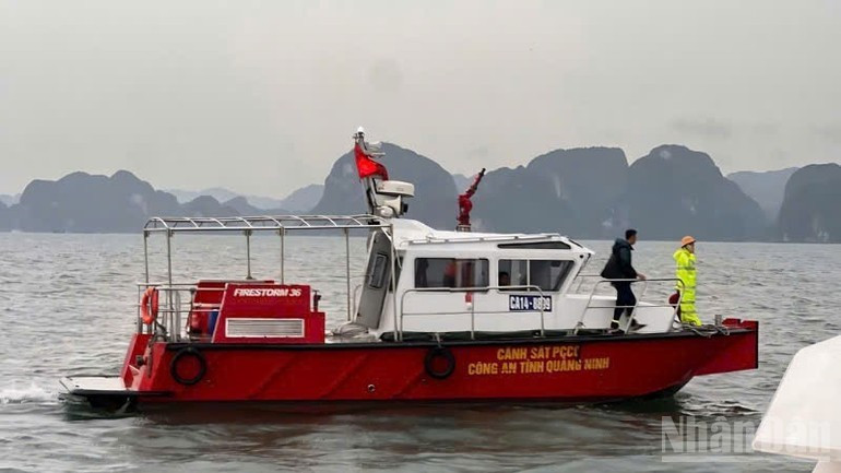 Rescue forces approach the sunken vessel to carry out search and rescue operations. (Photo: NDO)