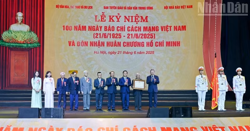 Party General Secretary To Lam presents Ho Chi Minh Order to Viet Nam revolutionary press.