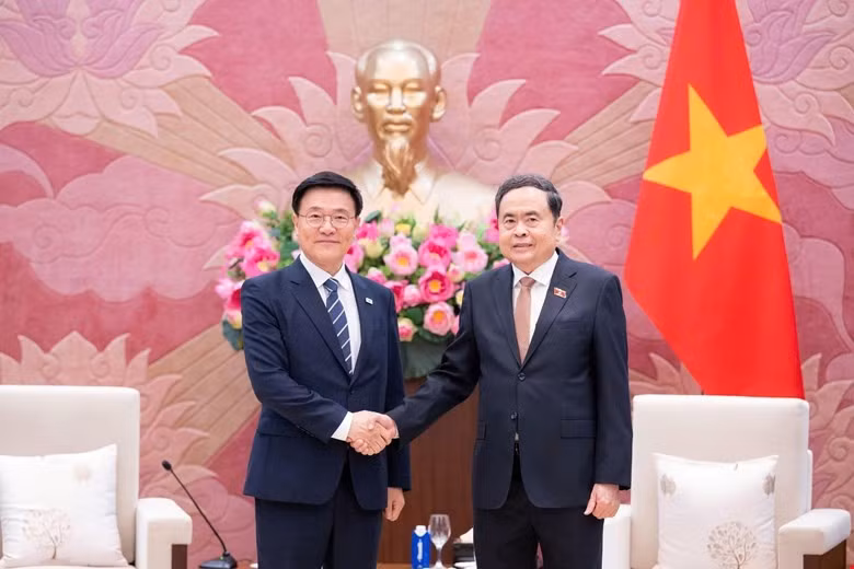 NA Chairman Tran Thanh Man (R) and Director of the Kimhakmin E-roun Institute for Economic Research Prof. Kim Hak-min (Photo: quochoi.vn)