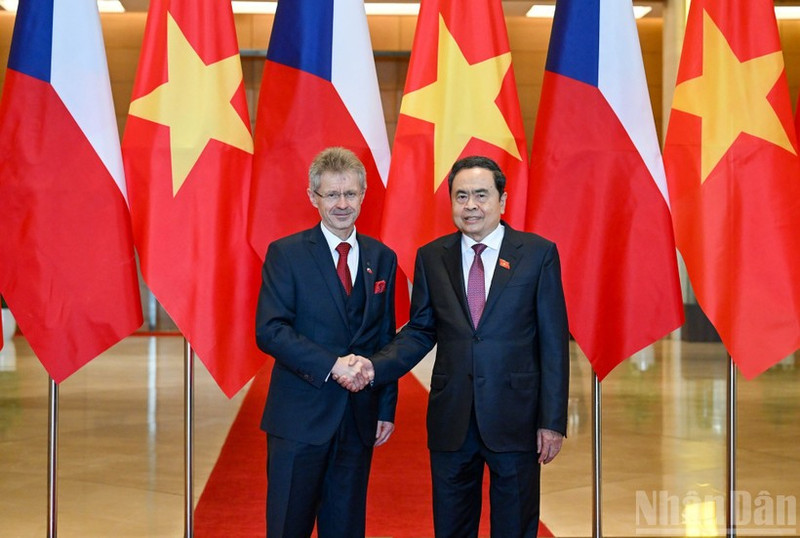 Chairman of the Vietnamese National Assembly Tran Thanh Man (R) welcomes President of the Senate of the Parliament of the Czech Republic Milos Vystrcil in Ha Noi on November 21. (Photo: NDO)