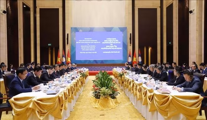 At the meeting between Vietnamese Deputy Prime Minister Nguyen Chi Dung and his Lao counterpart Saleumxay Kommasith (Photo: VNA)