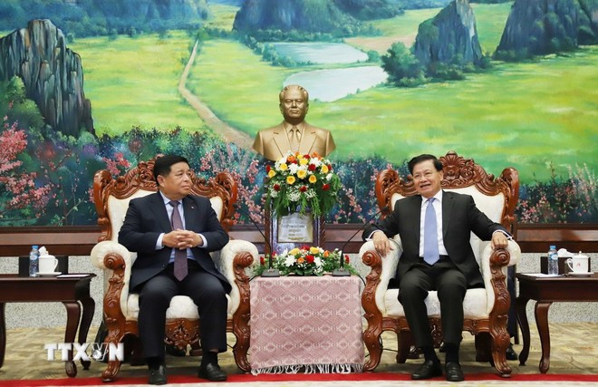 Lao Party General Secretary and President of Laos Thongloun Sisoulith and Vietnamese Deputy Prime Minister Nguyen Chi Dung (L) at their meeting in Vientiane on July 9. (Photo: VNA) 