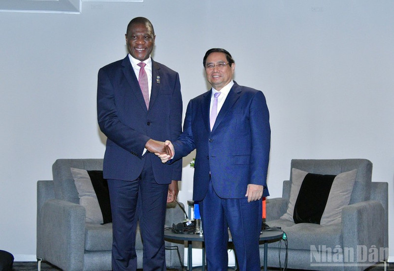Vietnamese Prime Minister Pham Minh Chinh (R) receives South African Deputy President Paul Mashatile. (Photo: NDO)