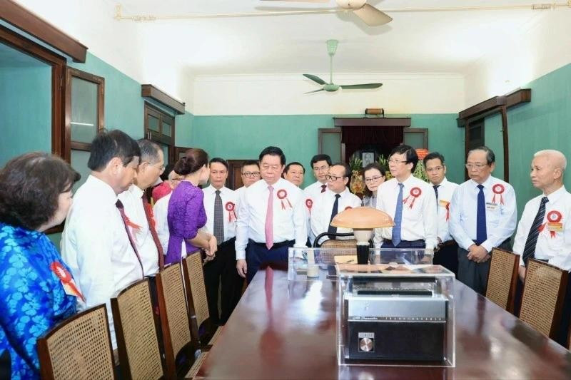 Politburo member Nguyen Trong Nghia leads a delegation of outstanding journalists to offer incense in memory of President Ho Chi Minh at House 67 in the Ho Chi Minh Relic Site. (Photo: VNA)