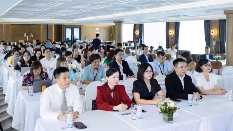 Delegates attend the seminar.