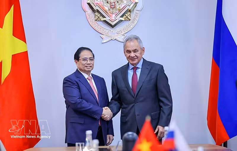 Prime Minister Pham Minh Chinh (L) meets with Secretary of the Security Council of the Russian Federation Sergey Shoigu. (Photo: VNA)
