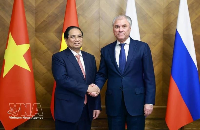 Vietnamese Prime Minister Pham Minh Chinh (L) meets with Chairman of the Russian State Duma Vyacheslav Volodin in Moscow on March 24. (Photo: VNA)