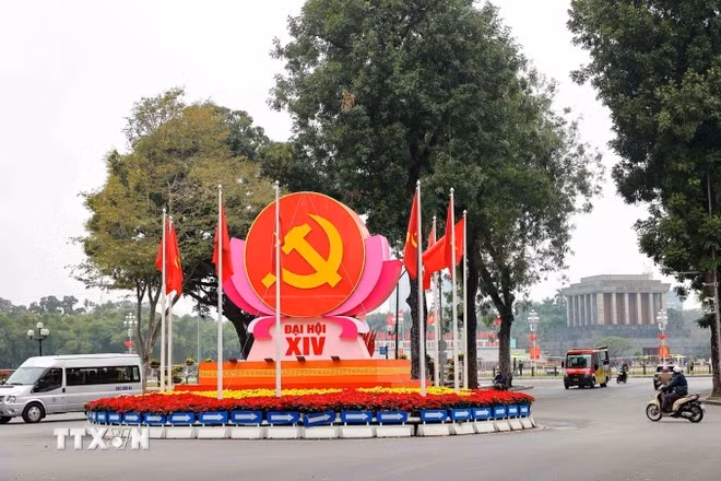 The hammer-and-sickle emblem, Party flag and national flag are prominently displayed at the Dien Bien Phu–Doc Lap–Chu Van An intersection in Ha Noi to mark the 14th National Congress of the Communist Party of Viet Nam. (Photo: VNA)