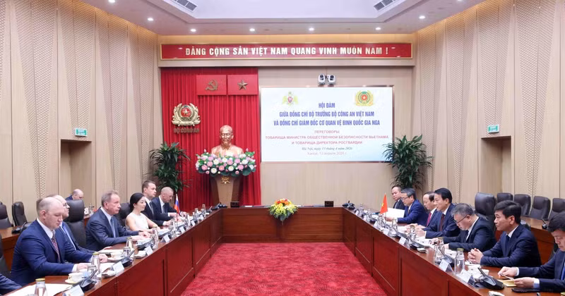 At the talks between Minister of Public Security General Luong Tam Quang and General Viktor Zolotov, Director of the Federal National Guard Service of Russia, in Ha Noi on April 13, 2026. Photo: VNA