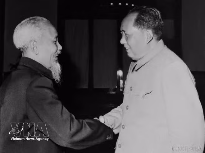 Presidents Ho Chi Minh and Mao Zedong in Beijing in 1960 (Photo: VNA)