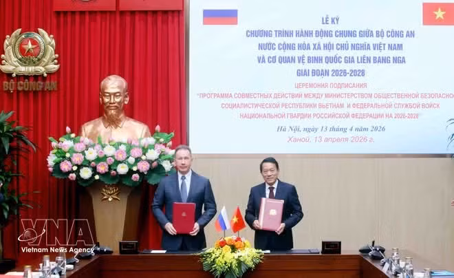 General Luong Tam Quang, Minister of Public Security, and General Viktor Zolotov, Director of the Federal National Guard Service of Russia, sign the Joint Action Programme between their agencies for the 2026–2028 period. Photo: VNA