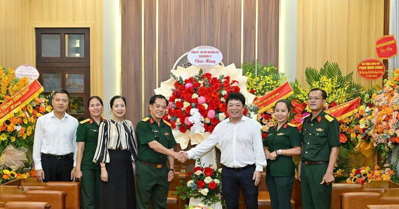 Deputy Editor-in-Chief of Nhan Dan Newspaper Que Dinh Nguyen receives the delegation from Division 325 under Army Corps 12, who came to congratulate the editorial board, reporters, editors, and staff of Nhan Dan Newspaper on the 100th anniversary of Viet Nam Revolutionary Press Day.