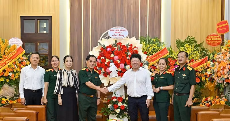 Deputy Editor-in-Chief of Nhan Dan Newspaper Que Dinh Nguyen receives the delegation from Division 325 under Army Corps 12, who came to congratulate the editorial board, reporters, editors, and staff of Nhan Dan Newspaper on the 100th anniversary of Viet Nam Revolutionary Press Day.