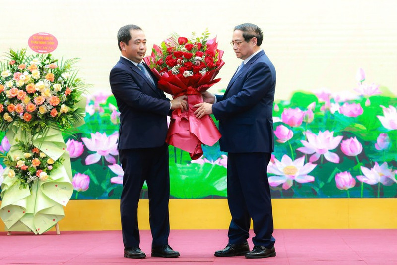 Prime Minister Pham Minh Chinh hands over decision assigning Acting Minister of Agriculture and Environment. (Photo: NDO) 