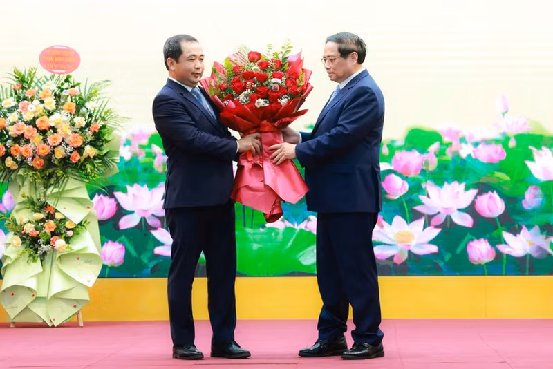 Prime Minister Pham Minh Chinh hands over decision assigning Acting Minister of Agriculture and Environment. (Photo: NDO) 