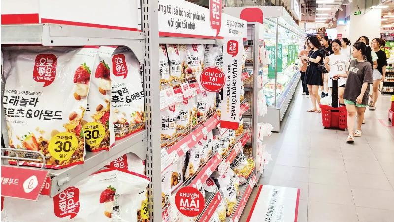 Consumers shop at a supermarket in Lotte Mart Ha Noi. (Photo: Dang Anh)