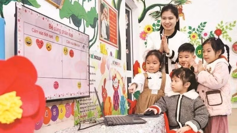 Students at Hoa Phuong Kindergarten (An Tuong Ward, Tuyen Quang Province) enthusiastically take part in a lesson delivered via the Kidmart software.