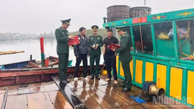 A task force from the Cua Sot Border Guard Station has been making use of every available moment to conduct outreach activities, providing fishermen with guidance on voting procedures in accordance with regulations.