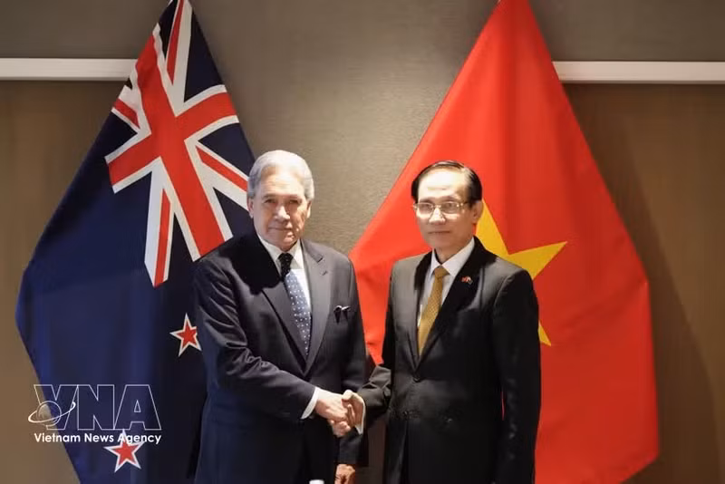 Minister of Foreign Affairs Le Hoai Trung (R) and his New Zealand counterpart Winston Peters at the fourth Viet Nam–New Zealand Foreign Ministers’ Meeting (FMM-4) in Auckland on August 13 (Photo: VNA) 