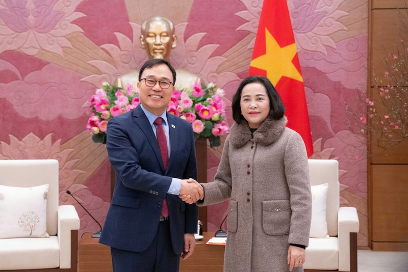 National Assembly Vice Chairwoman Nguyen Thi Thanh (R) and Ambassador of the Republic of Korea (RoK) to Viet Nam Choi Young Sam in Ha Noi on February 9. (Photo: daibieunhandan.vn)