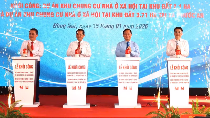 Deputy Secretary of the Dong Nai Provincial Party Committee Thai Bao, along with other provincial leaders and delegates, perform the groundbreaking ceremony for the social housing project in Phuoc An Commune.