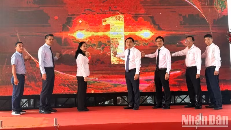 The delegates press the button to officially open the Dong Nai River embankment road to traffic.