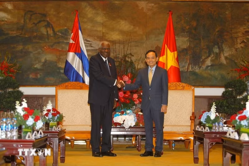Secretary of the municipal Party Committee Tran Luu Quang and President of the National Assembly of People's Power and President of the Council of State of Cuba Esteban Lazo Hernandez (Photo: VNA)