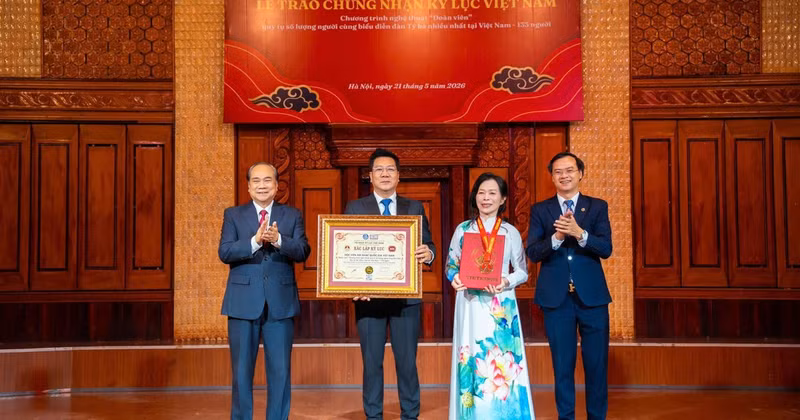 Dr and People’s Artist Do Quoc Hung, Director of the Viet Nam National Academy of Music, receives the Viet Nam record title. (Photo courtesy of the Academy)