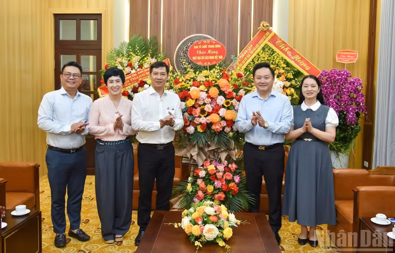 Nguyen Thanh Tam, Member of the Party Central Committee (PCC) and Deputy Head of the PCC’s Organisation Commission, leads a delegation to visit and extend congratulations to the Nhan Dan Newspaper.