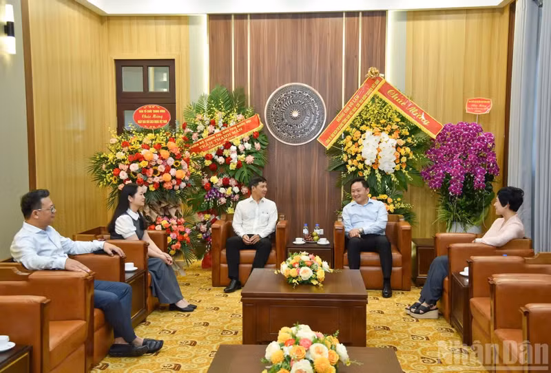 Leaders and officials from the PCC's Organisation Commission extend their best wishes to Nhan Dan Newspaper.