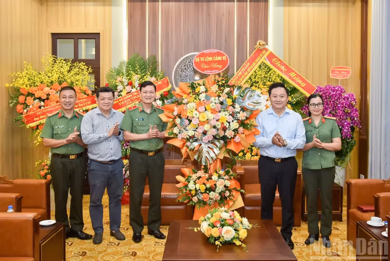 Major General Vo Anh Tuan, Deputy Secretary of the Party Committee and Deputy Commander of the Police Guard High Command, led a delegation to visit and extend congratulations to Nhan Dan Newspaper.